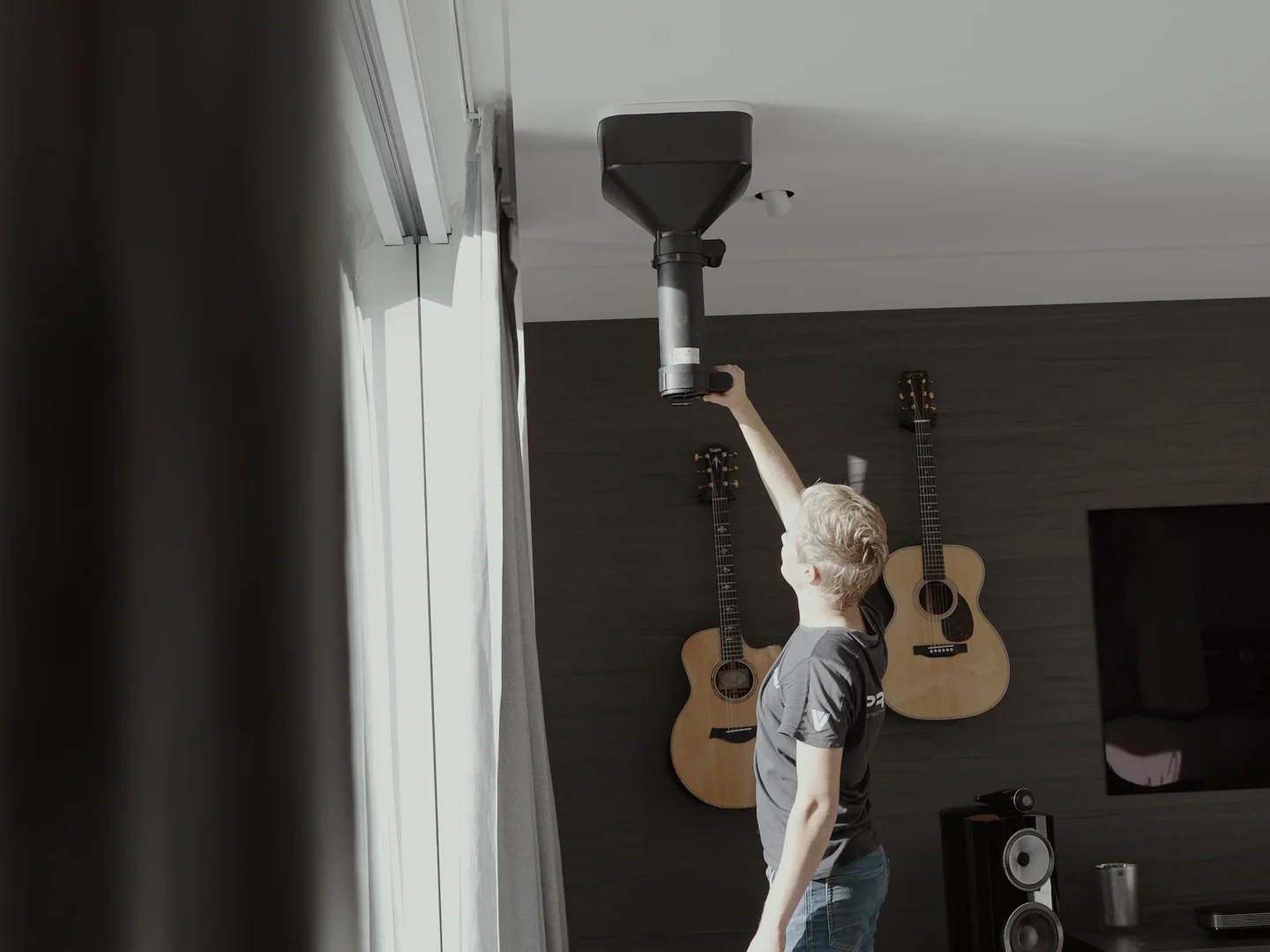 Meting van het luchtdebiet aan een ventilatieventiel in het plafond van een woonkamer