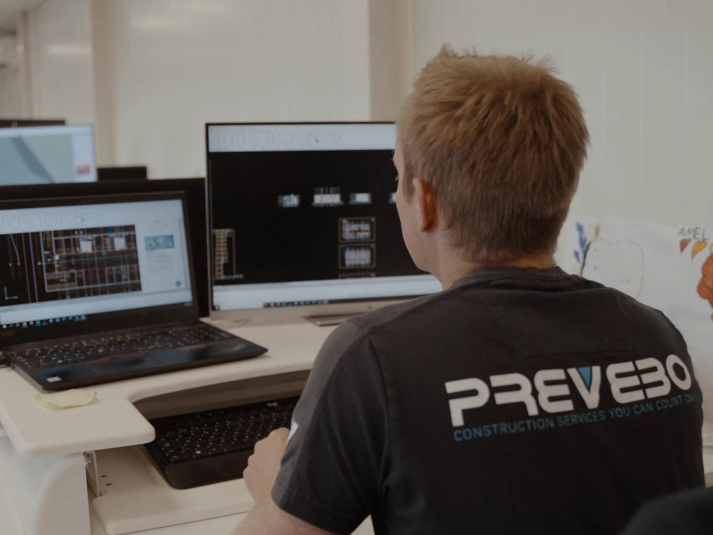 Prevebo-energiedeskundige werkt aan een EPC-dossier op twee schermen