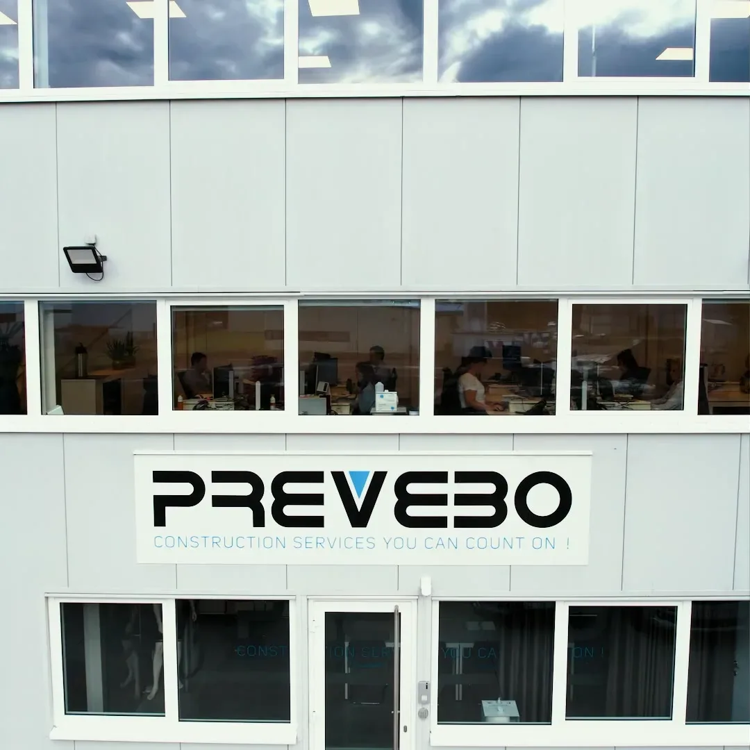 Kantoorgebouw van Prevebo met bedrijfssignalisatie
